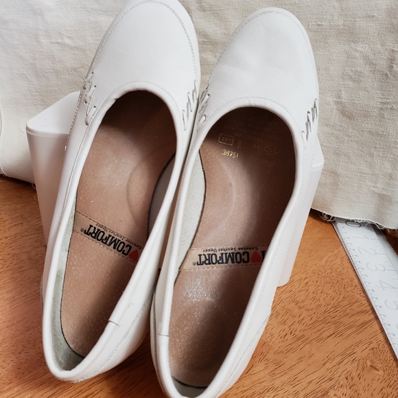 I love comfort white leather slip on flats. Size 8.5. Runs about a size smaller. - Picture 2 of 9